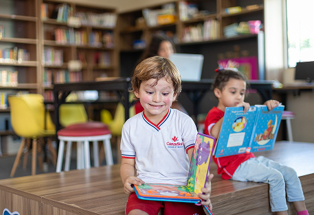 Aluno lendo livro Canadian Global School Niterói